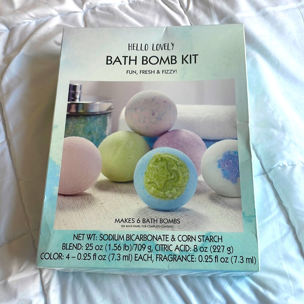 Brand new completely sealed bath bomb kit !
